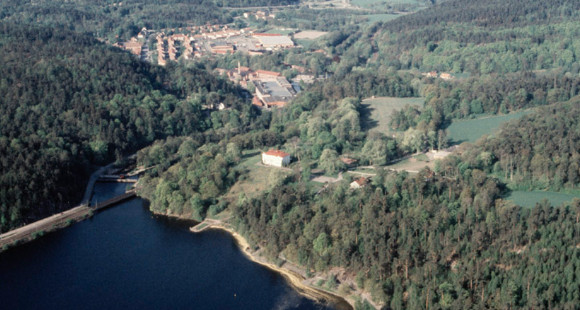 Jonsered, med herrgården vid sjön Aspen (Västra stambanan passerar på bron till vänster)