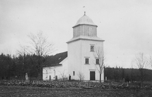 Östads kyrka (Med det gamla trätornet, före branden 1945)